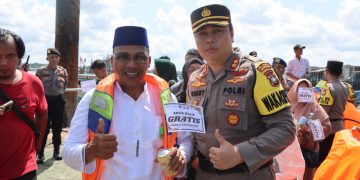 Wakapolresta Tanjungpinang, AKBP Arief saat Membagikan Tiket Gratis di Pelabuhan Penyengat, foto: ist