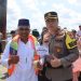 Wakapolresta Tanjungpinang, AKBP Arief saat Membagikan Tiket Gratis di Pelabuhan Penyengat, foto: ist