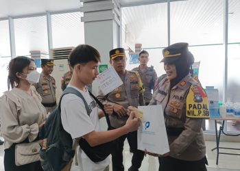 Kapolsek KKP Tanjungpinang, AKP Zubaidah saat Membagikan Tiket Kapal Gratis, foto: Mael/detak.media