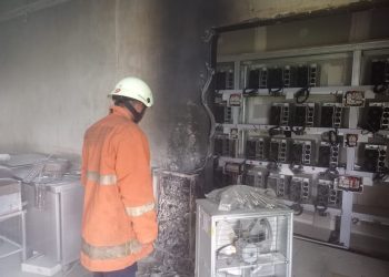 Petugas DPKP Tanjungpinang usai Berhasil Memadamkan Api di Panel Listrik Cafe Arywas, foto: ist