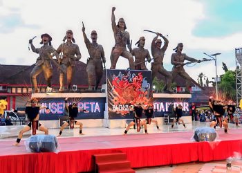 Para pegiat seni tari Kota Blitar saat mempertunjukkan Tari Jaranan di depan Monumen Peta, foto: Dani ES/detak.media