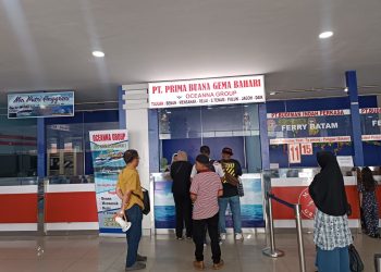 Calon Penumpang saat Membeli Tiket di Pelabuhan SBP Tanjungpinang, foto: Mael/detak.media