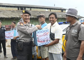 Kasatsamapta Polresta Tanjungpinang, AKP Ebo saat Menyalurkan sembako dari Polda Kepri, foto: Ist