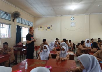 Iwan Syahril Dirjen PAUDikdasmen saat Meninjau Penerapan Kurikulum Merdeka di SMA 2 Tanjungpinang, foto: Mael/detak.media