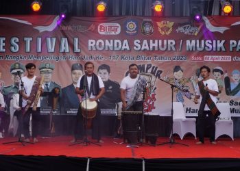 Peserta memainkan alat musik tradisional khas sahur, foto: Dani ES/detak.media