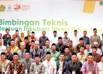 Menteri Agama Yaqut Cholil Qoumas beserta peserta Bimtek Inkubasi Bisnis Pesantren, foto: Rikie Andriyawan/kemenag.go.id.