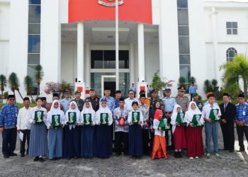 Foto bersama usai penyerahan piagam penghargaan kepada Guru dan pelajar yang berprestasi