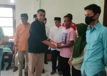 Bupati Natuna Wan Siswandi menyerahkan secara langsung bantuan hasil penggalangan dana, untuk korban longsor Serasan (foto : ist)