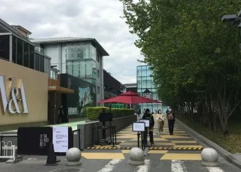 Petugas keamanan bersiaga di pintu masuk perbelanjaan internasional Sanlitun, Beijing, China, Minggu (1/5/2022). ANTARA/M. Irfan Ilmie