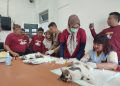 Walikota Blitar Santoso, saat melihat pengebirian kucing di Puskeswan Dimor, foto: Dani ES/detak.media
