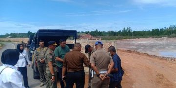 Petugas Satpol PP saat Mendatangi Lokasi Penimbunan Mangrove yang Dilakukan PT D'Greend Tanjungpinang, foto: detak.media