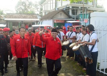 Perjuangan Kabupaten Blitar dengan berjalan kaki, daftarkan caleg-nya ke KPU, foto: Dani ES/detak.media