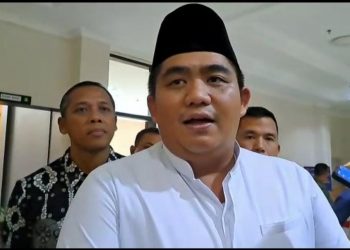 Bupati Bintan Roby Kurniawan, bertemu awak media usai rapat pembahasan Pulau Poto di Kantor Bupati Bintan, Jumat (12/5), foto: Dewi sarah/detak.media