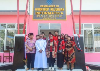 DPR RI Sri Rahayu saat berfoto bersama dengan pengurus Yayasan Yohanes Gabriel, foto: Dani ES/detak.media