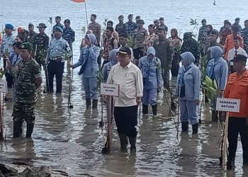 Gabungan dari Forkopimda Natuna dan OPD serta pelajar saat persiapan menanam pohon mangrove di kawasan pantai Lanud RSA