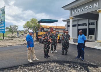 Komandan Lanud RSA Jajang Setiawan saat meninjau proses pengerjaan akses jalan menuju VVIP Graha Serasan Lanud (foto : ist)
