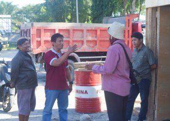 Handoko menemui pelaksana proyek SMPN 6 Kota Blitar, untuk menyampaikan protes warga, foto: Dani ES/detak.media