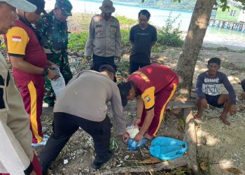 Personel Polsek Jemaja usai Mengamankan 3 Paket Berisikan Kokain, foto: ist