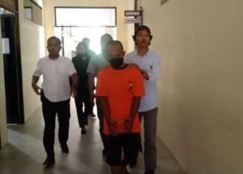 Pelaku S saat digelandang oleh Sat Reskrim Polres Natuna (foto : Zaki)