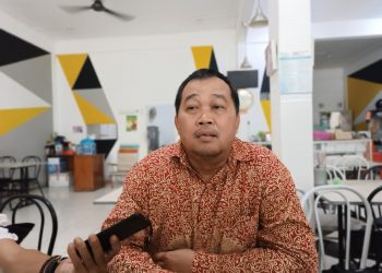 Koordinator MAKI, Boyamin Saiman saat Diwawancarai di Tanjungpinang, foto: Mael/detak.media