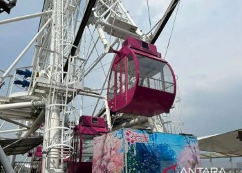 Wahana J-Sky Ferriswheel di Aeon Mall Jakarta Garden City, Jumat. (ANTARA/Vinny Shoffa Salma)
