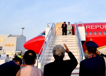Presiden dan Ibu Iriana Jokowi bertolak ke Jakarta dari Hiroshima, Jepang, Minggu (21/05/2023). (Foto: BPMI Setpres)