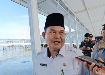 Sekretaris Disdik Tanjungpinang, Saparilis saat diwawancarai, foto: Mael/detak.media