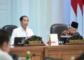 Presiden Joko Widodo memimpin rapat tentang tindaklanjut dari rekomendasi penyelesaian non-yudisial pelanggaran hak asasi manusia (HAM) berat yang telah ditetapkan oleh Komnas HAM pada Selasa, 2 Mei 2023, di Kantor Presiden Jakarta Foto: BPMI Setpres/Muchlis Jr