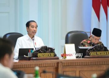 Presiden Joko Widodo memimpin rapat tentang tindaklanjut dari rekomendasi penyelesaian non-yudisial pelanggaran hak asasi manusia (HAM) berat yang telah ditetapkan oleh Komnas HAM pada Selasa, 2 Mei 2023, di Kantor Presiden Jakarta Foto: BPMI Setpres/Muchlis Jr