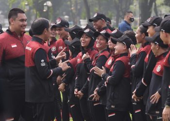Presiden Jokowi didampingi Menpora Dito Ariotedjo melepas kontingen Indonesia ke SEA Games ke-32 di Kamboja, Selasa (02/05/2023), di halaman Istana Merdeka, Jakarta. (Foto: Humas Setkab/Rahmat)