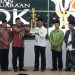 Penyerahan trofi pemenang MQK Ke-7 Provinsi Jatim, foto: ist/kemenag