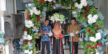 Wali Kota Tanjungpinang, Rahma didampingi suami, Agung Wira Dharma dan Direktur Utama PT SGE, Lukman saat meresmikan Kantor Perusahaan yang bergerak dibidang Videotron, foto: Mael/detak.media