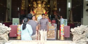 Umat Budha saat Mendatangi Vihara Avalokitesvara Graha di Jalan WR Supratman KM14 Tanjungpinang, foto: Mael/detak.media