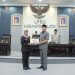 Ketua DPRD Kabupaten Blitar Suwito menerima laporan pelaksanaan APBD 2022 dari Bupati Blitar Rini Syarifah, foto: Dani ES/detak.media