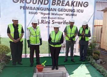 Bupati Blitar Rini Syarifah setelah meletakkan batu pertama, pembangunan ICU RSUD Ngudi Waluyo Wlingi, foto: Dani ES/detak.media