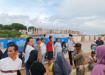 Petugas Satpol PP Kepri saat Menertibkan Sejumlah Pedagang Gurindam 12, foto: Mael/detak.media