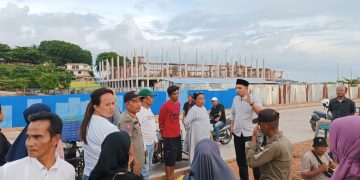 Petugas Satpol PP Kepri saat Menertibkan Sejumlah Pedagang Gurindam 12, foto: Mael/detak.media