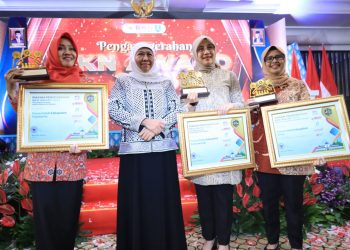 Bupati Blitar Rini Syarifah (paling kanan) saat berfoto bersama dengan penerima penghargaan serupa dari daerah lain, foto: ist/Dani ES detak.media