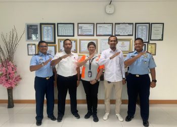Direktur PT. Aviasi Solusi Prima Flybest Aviation Part 91, Karin Item saat Foto Bersama, foto: Mael/detak.media