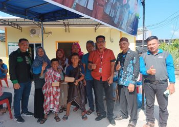 Ketua LMS Tanjungpinang, Iwan Kusmawan saat Foto Bersama Dengan Anak selesai Sunat Masal Gratis, foto: Mael/detak.media