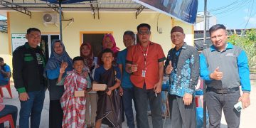 Ketua LMS Tanjungpinang, Iwan Kusmawan saat Foto Bersama Dengan Anak selesai Sunat Masal Gratis, foto: Mael/detak.media