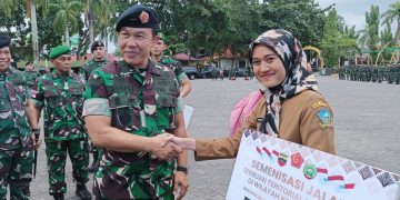 Mayjen TNI Syafei saat Menyerahkan Semenisasi Jalan di Desa Lancang Kuning Kabupaten Bintan, foto: Mael/detak.media