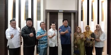 Foto Bersama Seusai Penyerahan SK 2 nama Usulan Cawabup Bintan, foto: ist