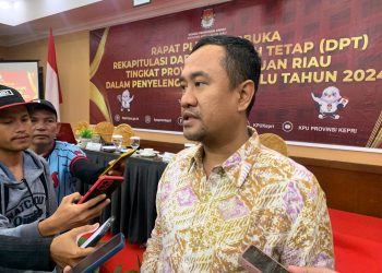 Komisioner KPU Kepri, Priyo Handoko saat Diwawancarai, foto: Mael/detak.media
