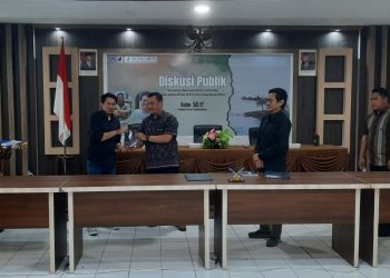 Ketua AJI Tanjungpinang, Jailani saat Menerima Cendramata dari Rektor UMRAH, foto: ist/AJI Tanjungpinang