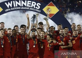 Kapten timnas Spanyol Jordi Alba (tengah) mengangkat piala UEFA Nations League setelah mengalahkan Kroasia lewat adu penalti di partai final di De Kuip Stadium Rotterdam, Belanda, Minggu (19/6/2023). ANTARA/AFP/Kenzo Tribouillard/aa.