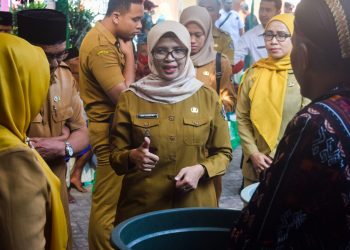 Bupati Blitar Rini Syarifah acungi jempol produk UMKM Desa Besuki dibidang pertanian, foto: Dani ES/detak.media