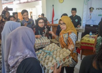 Blitar Rini Syarifah secara simbolis berikan bantuan 60 butir telur ke warga Kecamatan Garum, foto: Dani ES/detak.media
