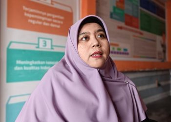 Satu Diantara Komisioner KPU Tanjungpinang, Susanti saat Diwawancarai, foto: Mael/detak.media