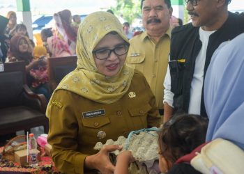 Bupati Blitar Rini Syarifah saat berikan bantuan stunting berupa 60 butir telur secara simbolis, foto: Dani ES/detak.media